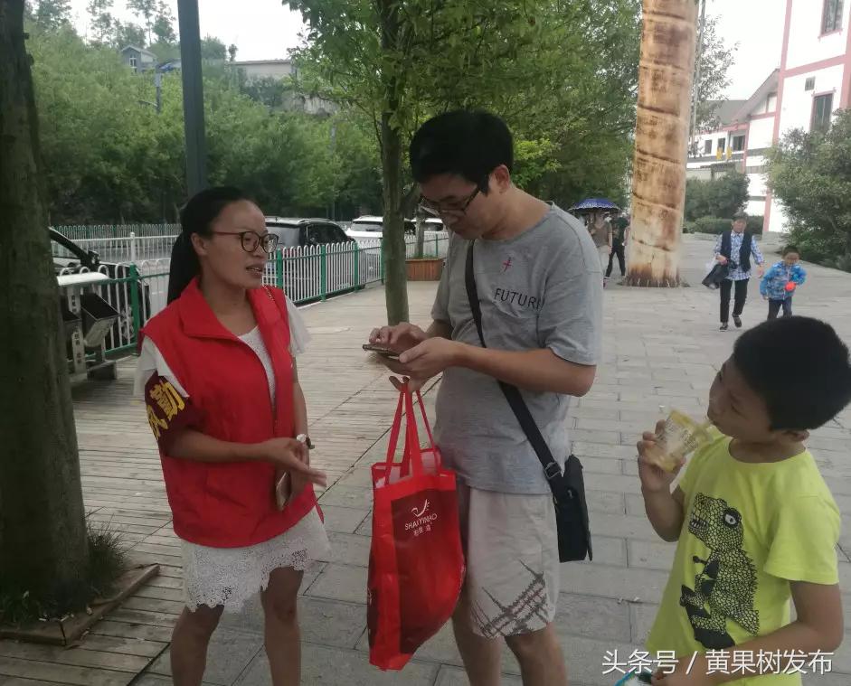 黄果树旅游区开展&ldquo;文明旅游&rdquo;志愿 服务活动